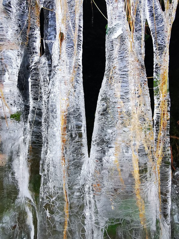 What Are the Best Color Palettes for a Winter Capsule Wardrobe in the Office?